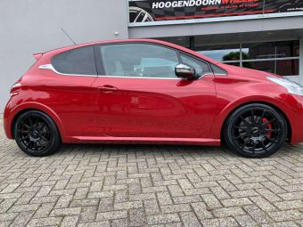 MONACO VELGEN RALLYE IN 17 INCH BLACK GEMONTEERD ONDER EEN PEUGEOT 208