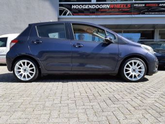 MONACO RALLYE VELGEN IN HET WIT EN 17 INCH GEMONTEERD ONDER EEN TOYOTA YARIS 