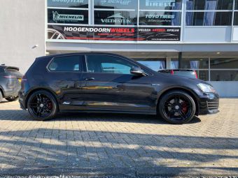 MONACO VELGEN RR8M BLACK IN 18 INCH GEMONTEERD ONDER EEN VW GOLF