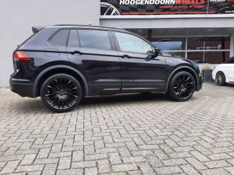 MONACO VELGEN GP 2 ZWART IN 21 INCH GEMONTEERD ONDER EEN VW TIGUAN 