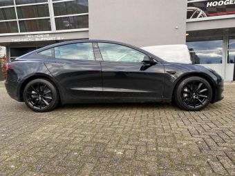 MONACO DEDICATED VELGEN GP 6 18 INCH IN BLACK GEMONTEERD ONDER EEN TESLA MODEL 3