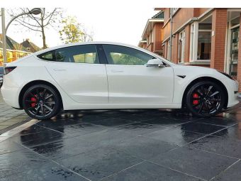 MONACO DEDICATED VELGEN GP 6 19 INCH IN GLANS ZWART GEMONTEERD ONDER EEN TESLA MODEL 3 HIGH PERFORMANCE