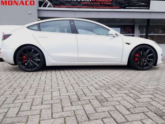 MONACO WHEELS GP 6 BLACK 20 INCH MET WINTERBANDEN GEMONTEERD ONDER EEN TESLA MODEL S 