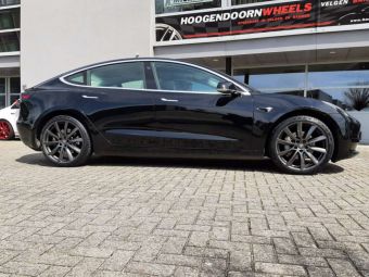 MONACO WHEELS GP6 IN ANTHRACITE DARK EN 20 INCH GEMONTEERD ONDER EEN TESLA MODEL 3 