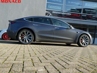 MONACO GP6 VELGEN 19 INCH IN HYPER BLACK GEMONTEERD ONDER EEN TESLA MODEL 3