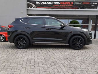 MONACO VELGEN GP6 IN MATT BLACK EN 19 INCH GEMONTEERD ONDER EEN HYUNDAI TUCSON