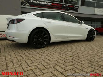 MONACO GP6 VELGEN IN 20 INCH GLANS ZWART GEMONTEERD ONDER EEN TESLA MODEL 3 OEM GEBOORD EN INCL TPMS ZWARTE SENSOREN 