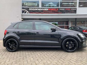 MONACO VELGEN RR8M BLACK IN 18 INCH GEMONTEERD ONDER EEN VW POLO 