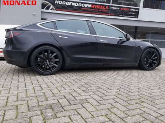 MONACO VELGEN GP 6 20 INCH IN GLANS ZWART GEMONTEERD ONDER EEN TESLA MODEL 3