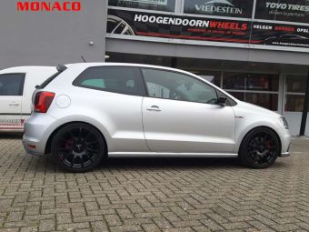 MONACO VELGEN RALLYE BLACK GLOSS IN 17 INCH GEMONTEERD ONDER EEN VOLKSWAGEN POLO GTI