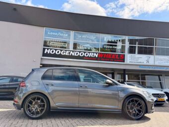 MOTEC ULTIMATE STEELGREY IN 19 INCH GEMONTEERD ONDER EEN VOLKSWAGEN GOLF VII