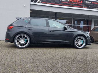 MOTEC ULTRALIGHT LIGHT GREY GEMONTEERD ONDER EEN SEAT LEON