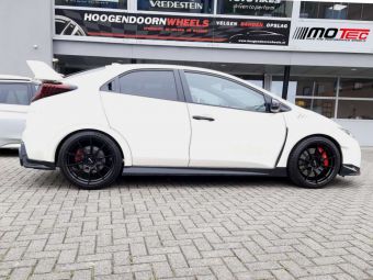 MOTEC ULTRALIGHT 19 INCH IN MATT BLACK GEMONTEERD ONDER EEN HONDA CIVIC TYPE R