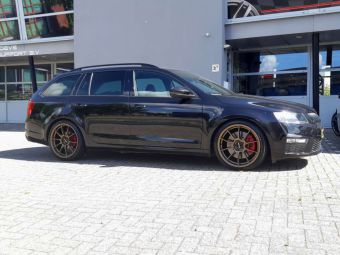 MOTEC ULTRALIGHT IN 19 INCH BRONZE GEMONTEERD ONDER EEN SKODA OCTAVIA RS 