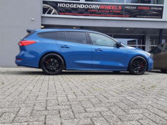 MOTEC VELGEN GT ONE IN MATT BLACK EN 19 INCH GEMONTEERD ONDER EEN FORD FOCUS 