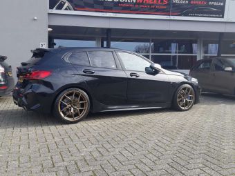 MOTEC ULTIMATE MATT BRONZE IN 19 INCH GEMONTEERD ONDER EEN BMW 1 SERIE