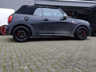 MOTEC VELGEN ULTRALIGHT BLACK IN 17 INCH GEMONTEERD ONDER EEN MINI CABRIO WORKS