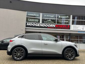 MSW 79 GLOSS DARK GREY IN 18 INCH GEMONTEERD ONDER EEN RENAULT MEGANE E-TECH