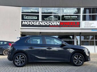 MSW 80/4 BLACK POLISHED IN 15 INCH GEMONTEERD ONDER EEN OPEL CORSA F