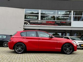 MSW VELGEN MSW73 IN 18 INCH GLOSSY DARK GREY GEMONTEERD ONDER BMW 1 SERIE