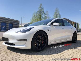 NICHE GAMMA WHEELS 20 INCH BREEDSET ZWART GEMONTEERD ONDER EEN TESLA MODEL 3 