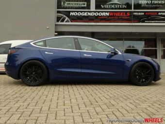 NICHE VELGEN GAMMA BREEDSET CONCAVE 19 INCH MAT ZWART GEMONTEERD ONDER EEN TESLA MODEL 3