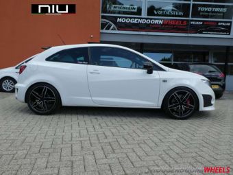 NIU INGOLSTADT ZWART GEPOLIJST IN 17 INCH GEMONTEERD ONDER EEN SEAT IBIZA 