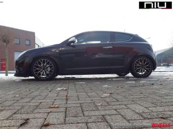 NIU WHEES Y ZWART GEPOLIJST 17 INCH VELGEN GEMONTEERD ONDER EEN ALFA MITO 