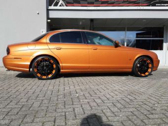 OXIGIN VELGEN 14 OXROCK BLACK ORANGE 19 INCH GEMONTEER ONDER EEN JAGUAR S-TYPE