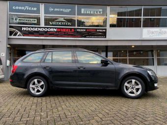 OXXO VELGEN CHARON IN 16 INCH SILVER GEMONTEERD ONDER EEN SKODA OCTAVIA MET WINTERBANDEN