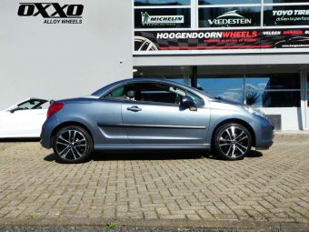 OXXO WHEELS DECIMUS BLACK POLISHED IN 17 INCH GEMONTEERD ONDER EEN PEUGEOT 207  