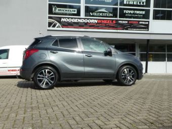 OXXO VELGEN DECIMUS BLACK POLISHED IN 17 INCH GEMONTEERD ONDER EEN OPEL MOKKA