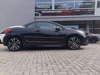 OXXO VELGEN DECIMUS BLACK POLISHED IN 17 INCH GEMONTEERD ONDER EEN OPEL PEUGEOT 207 CC