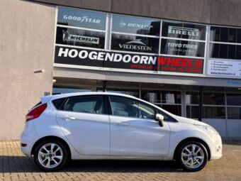 OXXO OBERON 4 SILVER IN 15 INCH GEMONTEERD ONDER EEN FORD FIESTA