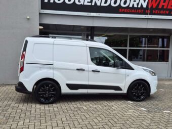 OXXO OBERON5 IN 17 INCH BLACK GEMONTEERD ONDER EEN FORD TRANSIT CONNECT