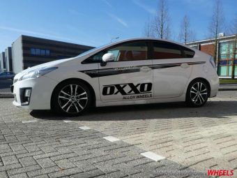 OXXO VELGEN DECIMUS ZWART GEPOLIJST IN 17 INCH GEMONTEERD ONDER EEN TOYOTA PRIUS