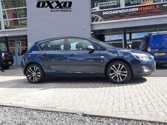 OXXO VELGEN DECIMUS BLACK POLISHED IN 17 INCH GEMONTEERD ONDER EEN OPEL ASTRA 