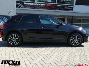 OXXO VELGEN DECIMUS BLACK POLISHED IN 16 INCH GEMONTEERD ONDER EEN VOLKSWAGEN POLO