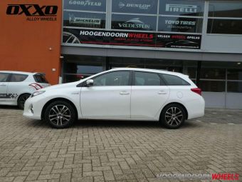 OXXO VELGEN DECIMUS ZWART GEPOLIJST GEMONTEERD IN 17 INCH ONDER EEN TOYOTA AURIS 