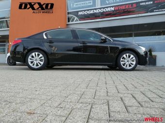 OXXO VELGEN OBERON 5 GEMONTEERD ONDER EEN PEUGEOT 508 IN HET ZILVER EN 17 INCH 