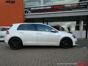 OXXO VELGEN VAPOR BLACK IN 19 INCH MET WINTERBANDEN GEMONTEERD ONDER EEN VW GOLF 7 