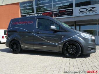 OZ FORMULA ZWART IN 17 INCH GEMONTEERD ONDER EEN FORD TRANSIT CONNECT
