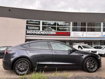 OZ RACING HYPER GT STAR GRAPHITE IN 18 INCH GEMONTEERD ONDER EEN TESLA MODEL 3