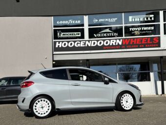 OZ RALLY RACING RACE WHITE + RED LETTERS IN 17 INCH GEMONTEERD ONDER EEN FORD FIESTA