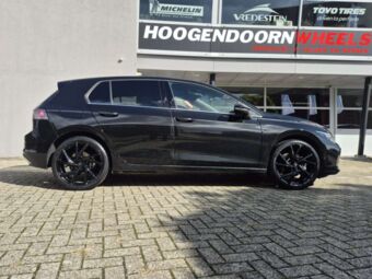 PLATIN P107 BLACK IN 19 INCH GEMONTEERD ONDER EEN VOLKSWAGEN GOLF