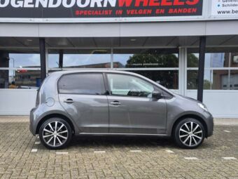 PLATIN P69 IN BLACK POLISHED EN IN 16 INCH GEMONTEERD ONDER EEN VW UP