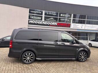 PLATIN P69 BLACK POLISHED IN 18 INCH GEMONTEERD ONDER EEN MERCEDES VITO