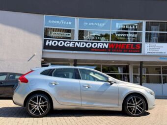 PLATIN P73 BLACK POLISHED IN 18 INCH GEMONTEERD ONDER EEN VOLVO V40