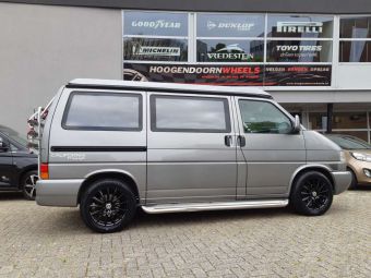 PLATIN P74 BLACK IN 17 INCH GEMONTEERD ONDER EEN VOLKSWAGEN TRANSPORTER IV