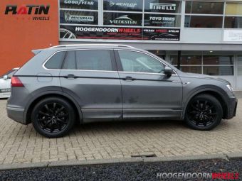 PLATIN P69 ZWART IN 18 INCH GEMONTEERD MET WINTERBANDEN ONDER EEN VW TIGUAN